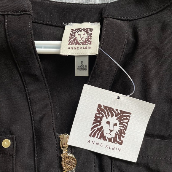 NWT ANNE KLEIN - Gold Detailed T-Shirt - Picture 3 of 3